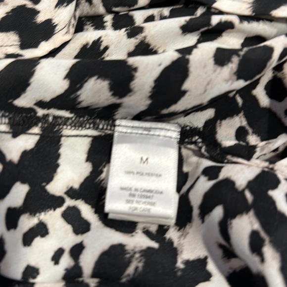 ROZ & Ali leopard print top with short side slit at bottom. - Picture 6 of 7